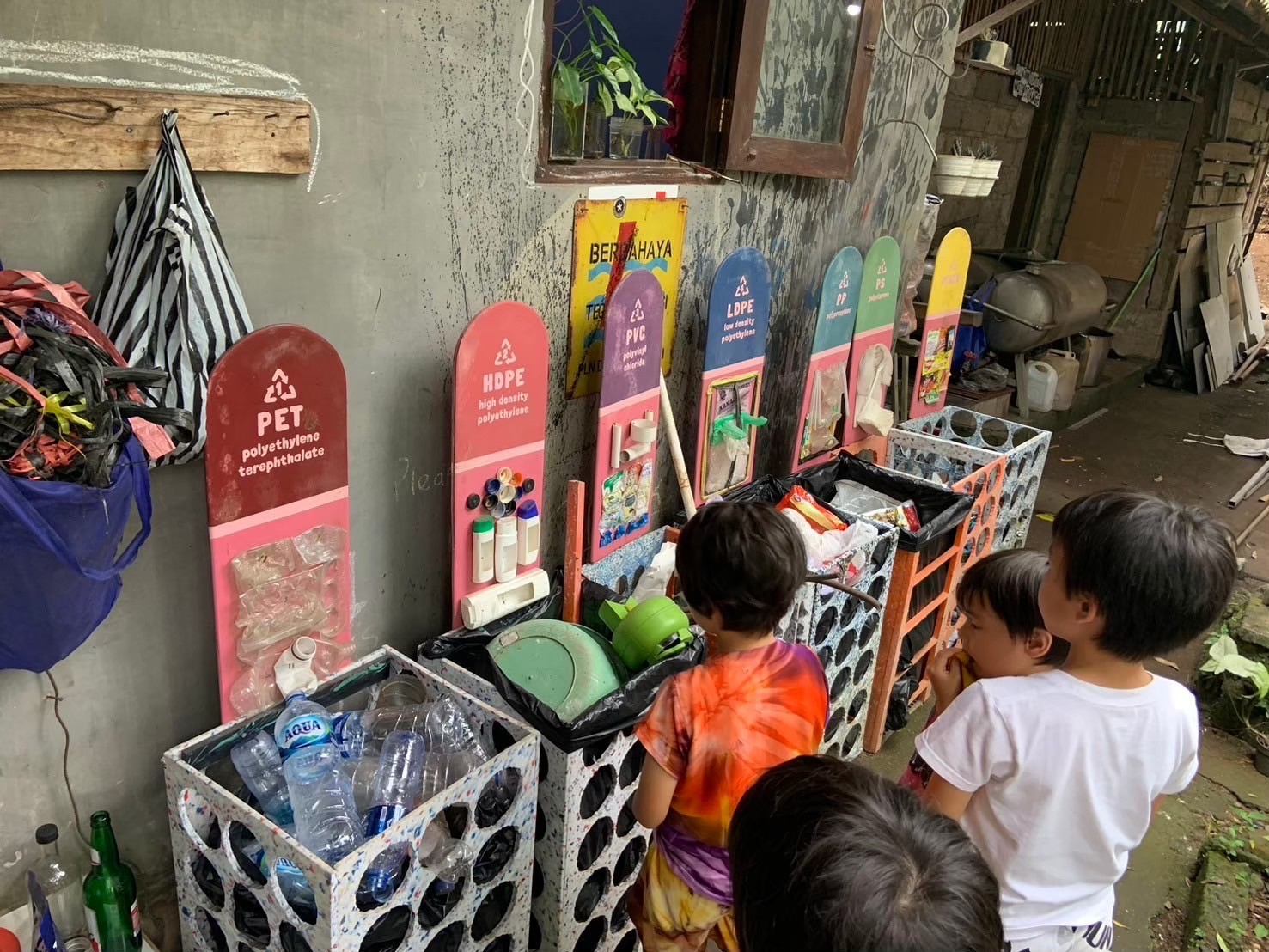 インドネシアのプラスチックごみ問題や環境への影響について学ぶ